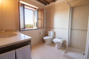 uma casa de banho com um WC, um lavatório e um chuveiro em Horta dos Caracóis em Borba