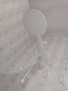 um WC branco numa casa de banho com piso em azulejo em Grandes Grupos Casa 1 em São Paulo