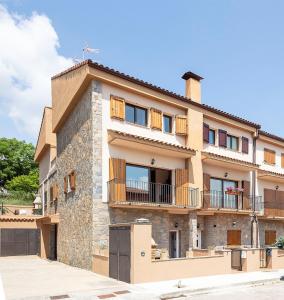 un gran edificio con balcones en un lateral en Ca la Gloria, en Vallcebre