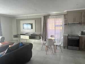 Kuchyň nebo kuchyňský kout v ubytování Nyeza homes + 11 fotografií