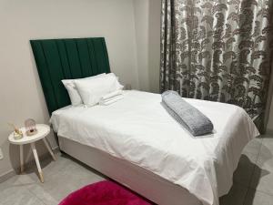 Postel nebo postele na pokoji v ubytování Nyeza homes
