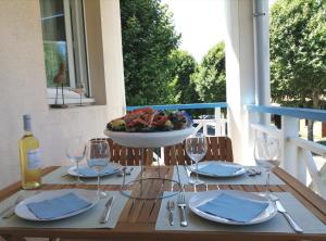 Una mesa con un cuenco de comida y copas de vino. en Le Pacha, en Andernos-les-Bains
