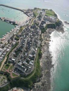 una vista aérea de una isla en el océano en Donville vue sur la mer, en Donville-les-Bains