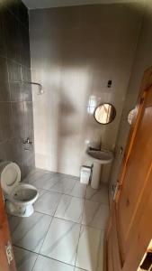 uma casa de banho com um WC e um lavatório em Tree House Dahab em Dahab