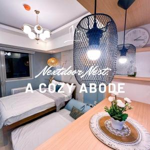 een slaapkamer met een bed en een bureau met een klok bij Azure North NextDoor Nest in Lagundi
