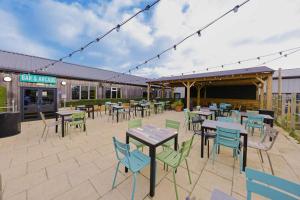 un patio avec des tables et des chaises devant un restaurant dans l'établissement A&A Caravan Holidays, à Leysdown-on-Sea