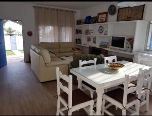 TV a/nebo společenská místnost v ubytování Chalet en Caños, sin coger coche para la playa Jaima y Pequeña Lulú