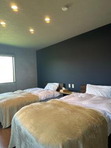 高岡市にあるMarna family - Vacation STAY 69396vのベッド2台と窓が備わる客室です。