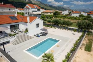 vue aérienne d'une maison avec piscine dans l'établissement Villa Activitas - Professional Fitness & Pool, à Kaštela