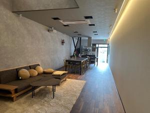 - un salon avec un canapé et une table dans l'établissement Marna family - Vacation STAY 69396v, à Takaoka