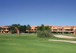 un campo da golf con un edificio sullo sfondo di Saint Cyprien Golf View 2 bedrooms Apartment , 900 m from the beach a Saint-Cyprien