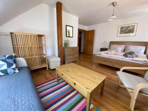 Katil atau katil-katil dalam bilik di Apartmán U Jezírka
