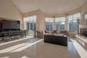 ein großes Wohnzimmer mit Couch und Tisch in der Unterkunft Villa Paris Garden - 15 minutes de Disneyland Paris in Montévrain