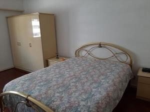 una camera da letto con un letto con un copriletto sopra di Apartment World Youth Day a Lisbona
