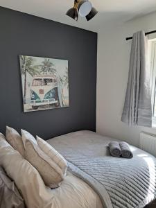 1 dormitorio con 1 cama y una foto de una furgoneta en Manse Apartment, en Great Malvern