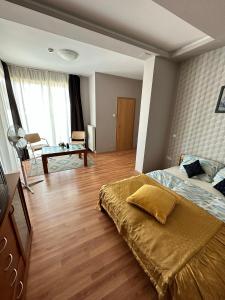 1 dormitorio con 1 cama y sala de estar en Velvet Motel en Hegyeshalom