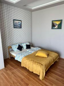 ein Schlafzimmer mit einem Bett in einem Zimmer in der Unterkunft Velvet Motel in Hegyeshalom