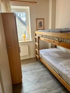 een slaapkamer met twee stapelbedden en een raam bij Ferienhaus Flensburg Sandberg in Flensburg +6 foto's