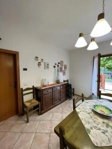 sala de estar con mesa y comedor en Appartamento Violetta en Malcesine