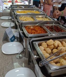 ein Buffet mit vielen verschiedenen Speisen in der Unterkunft Com CAFE SPAZZIO DIROMA e ACESSO ao ACQUA Parque DIROMA TODOS OS DIAS in Caldas Novas