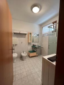 ein Bad mit einem WC und einem Waschbecken in der Unterkunft Appartamento Violetta in Malcesine