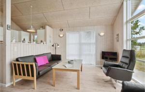 DiernæsにあるAmazing Home In Haderslev With 4 Bedrooms, Sauna And Wifiのリビングルーム(ソファ、テーブル付)