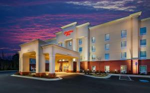 eine Darstellung eines Hotels in der Nacht in der Unterkunft Hampton Inn by Hilton Augusta Fort Eisenhower in Augusta