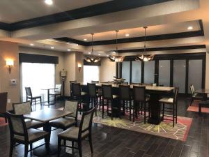 奥古斯塔Hampton Inn Augusta Fort Eisenhower的有一张大桌子和几把椅子的餐厅