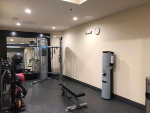 Hampton Inn Augusta Fort Eisenhower的健身中心和/或健身设施