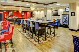 Posezení v ubytování Hampton Inn Thomson