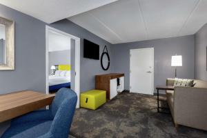 Zimmer mit einem Schlafzimmer mit einem Bett und einem Schreibtisch in der Unterkunft Hampton Inn Amelia Island in Fernandina Beach
