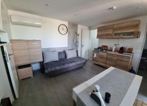 Kuchyň nebo kuchyňský kout v ubytování HT Apartman