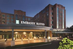 un edificio con entrada a las suites de la embajada en Embassy Suites Saratoga Springs, en Saratoga Springs