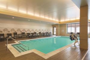 uma grande piscina num quarto de hotel em Embassy Suites Saratoga Springs em Saratoga Springs