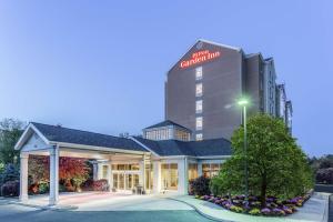 een weergave van de voorkant van een hotel bij Hilton Garden Inn Albany-SUNY Area in Albany