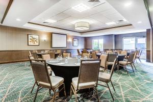 una sala de conferencias con una mesa grande y sillas en Hilton Garden Inn Albany-SUNY Area, en Albany