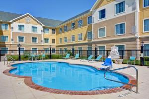 - une piscine dans une cour avec un bâtiment dans l'établissement Homewood Suites by Hilton Amarillo, à Amarillo