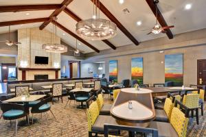 um restaurante com mesas e cadeiras e uma lareira em Homewood Suites by Hilton Amarillo em Amarillo