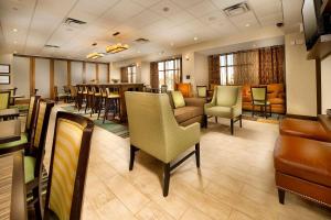 un restaurant avec des chaises et des tables ainsi qu'un bar dans l'établissement Hampton Inn Pampa, à Pampa