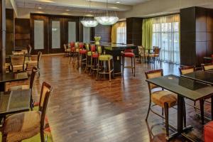 a dining room with tables and chairs in a restaurant at Hampton Inn Jacksonville in Jacksonville