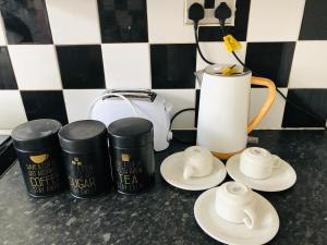 a counter top with three cups and a blender at Three bed city centre flat in Portsmouth