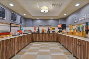 アンダーソンにあるHampton Inn Andersonのウッドパネルのファストフードレストラン、カウンター