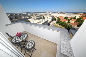 einen Balkon mit einem Tisch und Stühlen sowie Aussicht in der Unterkunft Apartman Nella with sea wiew in Zadar