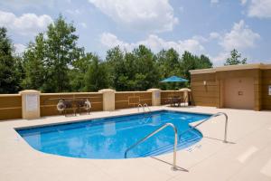 una piscina en un complejo con sillas y mesa en Hampton Inn Anderson/Alliance Business Park en Anderson