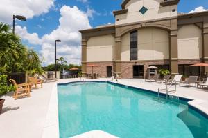 בריכת השחייה שנמצאת ב-Hampton Inn Bonita Springs Naples North או באזור