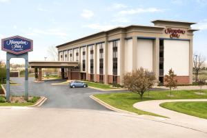 um hotel com um carro estacionado num parque de estacionamento em Hampton Inn Appleton-Fox River Mall Area em Appleton