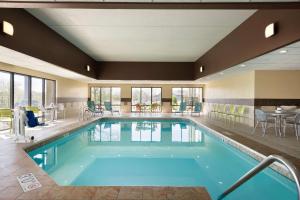 uma grande piscina num quarto de hotel com em Hampton Inn Appleton-Fox River Mall Area em Appleton