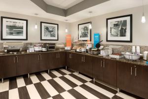 uma cozinha com armários castanhos e um piso xadrez em Hampton Inn Appleton-Fox River Mall Area em Appleton