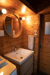 A bathroom at Rosie's house - Vacation STAY 74242v