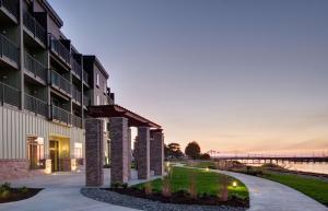 een weergave van de buitenkant van een gebouw bij zonsondergang bij Hampton Inn & Suites Astoria in Astoria, Oregon